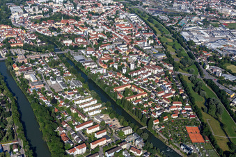 Vue aérienne de Hammerinsel entre l'Isar et le Kleiner Isar à Landshut dans le département Bavière, Allemagne