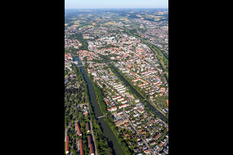 Vue aérienne de Hammerinsel entre l'Isar et le Kleiner Isar à le quartier Moniberg in Landshut dans le département Bavière, Allemagne