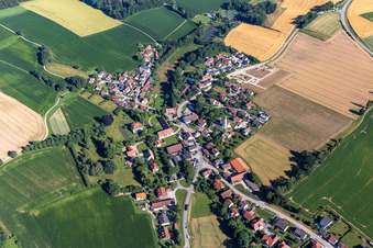 Vue aérienne de Centre du village avec l'église Saint-Étienne à le quartier Weihenstephan in Hohenthann dans le département Bavière, Allemagne