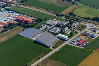 Vue aérienne de Zone industrielle de Neufahrn-Süd avec la construction d'escaliers Berzl à le quartier Neufahrn in  NB in Neufahrn in Niederbayern dans le département Bavière, Allemagne