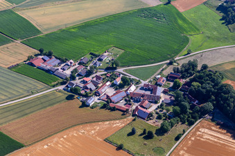 Vue aérienne de Landau à le quartier Feuchten in Bayerbach bei Ergoldsbach dans le département Bavière, Allemagne