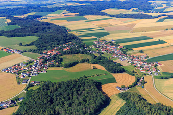 Vue aérienne de Vue du village depuis le nord-est à le quartier Oberköllnbach in Postau dans le département Bavière, Allemagne