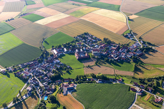 Vue aérienne de Vue du village depuis le sud-est à le quartier Hailing in Leiblfing dans le département Bavière, Allemagne