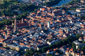 Vue aérienne de Vieille ville de Straubing sur le Danube à le quartier Frauenbründl in Straubing dans le département Bavière, Allemagne