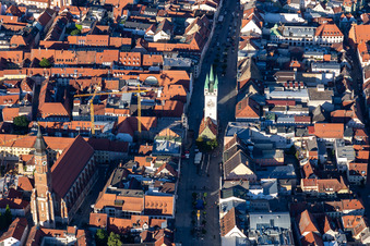 Vue aérienne de Vieille ville historique avec tour de la ville Straubing sur Theresienplatz à Straubing dans le département Bavière, Allemagne