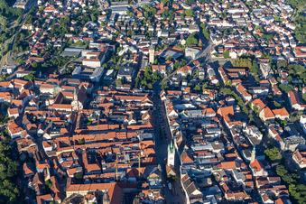 Photographie aérienne de Vieille ville historique avec tour de la ville Straubing sur Theresienplatz à Straubing dans le département Bavière, Allemagne