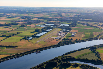 Vue aérienne de Aéroport de Straubing-Wallmühle à Atting dans le département Bavière, Allemagne