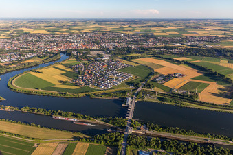 Vue aérienne de Danube et Kagers avant Straubing à le quartier Kagers in Straubing dans le département Bavière, Allemagne