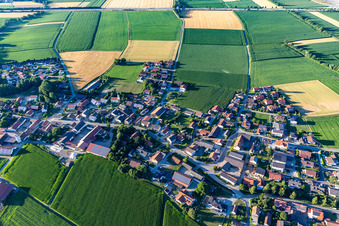 Vue aérienne de Vue du village depuis le sud-ouest à le quartier Oberzeitldorn in Kirchroth dans le département Bavière, Allemagne
