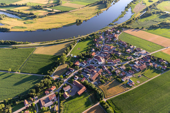 Vue aérienne de Église de pèlerinage du Saint-Sang à Niederachdorf à le quartier Niederachdorf in Kirchroth dans le département Bavière, Allemagne