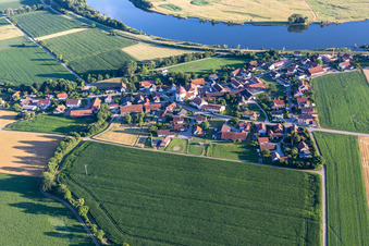 Vue aérienne de Église de pèlerinage du Saint-Sang à le quartier Niederachdorf in Kirchroth dans le département Bavière, Allemagne