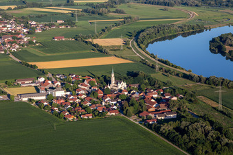 Vue aérienne de Église paroissiale de l'Assomption de Marie à Pondorf à le quartier Pondorf in Kirchroth dans le département Bavière, Allemagne