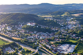 Vue aérienne de Vue de la ville depuis le sud-est à le quartier Hungersdorf in Wörth an der Donau dans le département Bavière, Allemagne