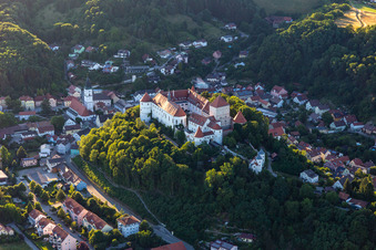 Vue aérienne de Pro Seniore Schloss Wörth à le quartier Hungersdorf in Wörth an der Donau dans le département Bavière, Allemagne