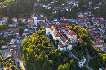 Vue aérienne de Pro Seniore Schloss Wörth à le quartier Hungersdorf in Wörth an der Donau dans le département Bavière, Allemagne