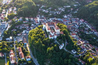 Vue aérienne de Pro Seniore Schloss Wörth à le quartier Hungersdorf in Wörth an der Donau dans le département Bavière, Allemagne