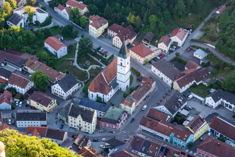 Vue aérienne de Église paroissiale Saint-Pierre à le quartier Hungersdorf in Wörth an der Donau dans le département Bavière, Allemagne