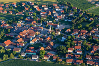 Vue aérienne de Église Saint-Martin au centre du village à le quartier Illkofen in Barbing dans le département Bavière, Allemagne