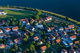 Vue aérienne de Église Saint-André au centre du village à le quartier Demling in Bach an der Donau dans le département Bavière, Allemagne