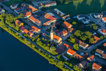Vue aérienne de Rue principale sur les rives du Danube à le quartier Friesheim in Barbing dans le département Bavière, Allemagne