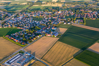 Vue aérienne de Vue de la ville depuis le nord-ouest à Sünching dans le département Bavière, Allemagne