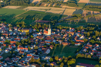 Vue aérienne de Église Saint-Jean-Baptiste à Sünching dans le département Bavière, Allemagne