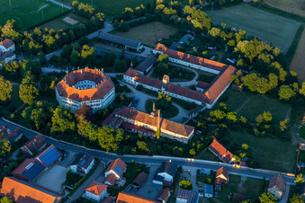 Vue aérienne de Château Sünching à Sünching dans le département Bavière, Allemagne