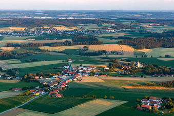 Vue aérienne de Vue du village depuis le nord à le quartier Martinsbuch in Mengkofen dans le département Bavière, Allemagne