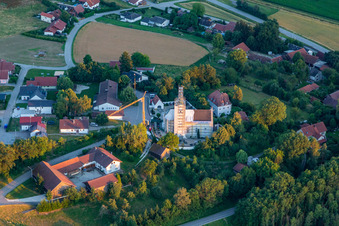 Vue aérienne de Église paroissiale Saint-Martin, Martinsbuch à le quartier Martinsbuch in Mengkofen dans le département Bavière, Allemagne