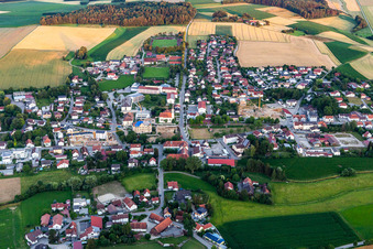 Vue aérienne de Vue du village depuis le nord-ouest à le quartier Martinsbuch in Mengkofen dans le département Bavière, Allemagne
