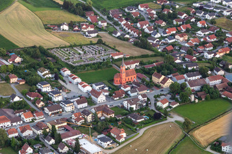 Vue aérienne de Saint-Georges à le quartier Weichshofen in Mengkofen dans le département Bavière, Allemagne