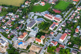 Photographie aérienne de Église de l'Annonciation et PhysioKlinik im Aitrachtal GmbH à le quartier Weichshofen in Mengkofen dans le département Bavière, Allemagne