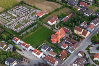 Vue aérienne de Saint-Georges à le quartier Weichshofen in Mengkofen dans le département Bavière, Allemagne