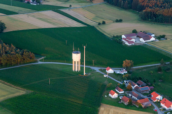 Vue aérienne de Château d'eau à Tunding à le quartier Tunding in Mengkofen dans le département Bavière, Allemagne