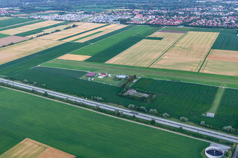 Vue d'oiseau de Aéroport Dingolfing à le quartier Höll in Dingolfing dans le département Bavière, Allemagne
