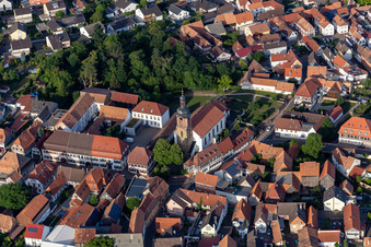 Vue aérienne de Église paroissiale Saint-Michel à Rheinzabern dans le département Rhénanie-Palatinat, Allemagne