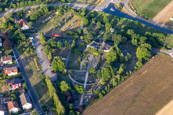 Vue aérienne de Cimetière Graben à le quartier Graben in Graben-Neudorf dans le département Bade-Wurtemberg, Allemagne