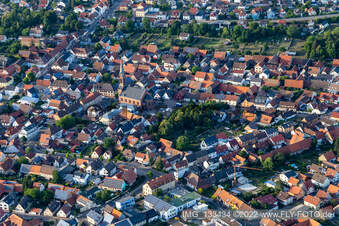 Vue aérienne de Église protestante Graben-Neudorf à le quartier Graben in Graben-Neudorf dans le département Bade-Wurtemberg, Allemagne