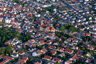 Vue aérienne de Église Saint-Jacques à le quartier Karlsdorf in Karlsdorf-Neuthard dans le département Bade-Wurtemberg, Allemagne
