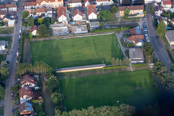 Vue aérienne de FC Germania Karlsdorf à le quartier Karlsdorf in Karlsdorf-Neuthard dans le département Bade-Wurtemberg, Allemagne