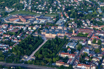 Vue aérienne de Château et jardin du château Bruchsal à Bruchsal dans le département Bade-Wurtemberg, Allemagne