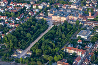 Vue aérienne de Château et jardin du château Bruchsal à Bruchsal dans le département Bade-Wurtemberg, Allemagne