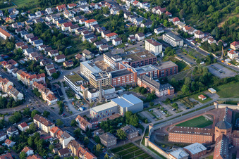 Vue aérienne de Clinique Fürst-Stirum et cliniques du district de Karlsruhe à but non lucratif GmbH à Bruchsal dans le département Bade-Wurtemberg, Allemagne