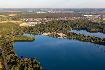 Vue aérienne de Lac de baignade Huttenheim à le quartier Huttenheim in Philippsburg dans le département Bade-Wurtemberg, Allemagne