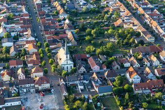 Vue aérienne de Saint-Pierre en Huttenheim à le quartier Huttenheim in Philippsburg dans le département Bade-Wurtemberg, Allemagne