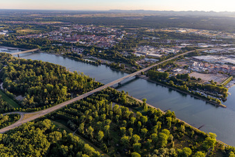 Vue aérienne de B35 Pont du Rhin et port du Rhin Germersheim à Germersheim dans le département Rhénanie-Palatinat, Allemagne