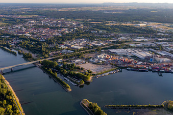 Vue aérienne de B35 Pont du Rhin et port du Rhin Germersheim à Germersheim dans le département Rhénanie-Palatinat, Allemagne