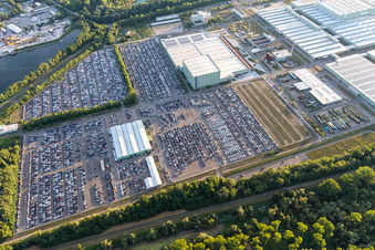 Vue aérienne de Centre logistique mondial Mercedes-Benz sur l'île de Grün à Germersheim dans le département Rhénanie-Palatinat, Allemagne