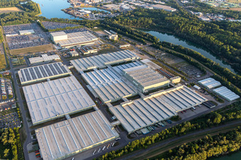 Vue oblique de Centre logistique mondial Mercedes-Benz sur l'île de Grün à Germersheim dans le département Rhénanie-Palatinat, Allemagne