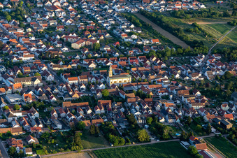 Vue aérienne de Saint Martin à Lingenfeld dans le département Rhénanie-Palatinat, Allemagne